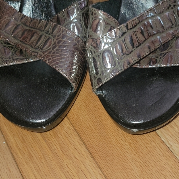 Donald J. Pliner Black and Brown Mules Modern Leather Design - Picture 4 of 6